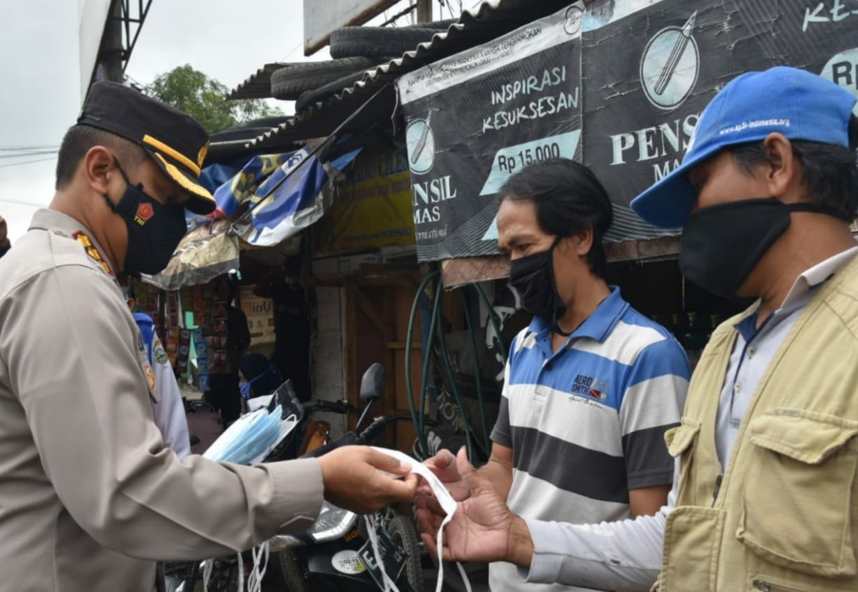 Ajak Disiplin Protokol Kesehatan, Kapolresta Cirebon Polda Jabar Bagikan 1500 Masker di Pasar Losari